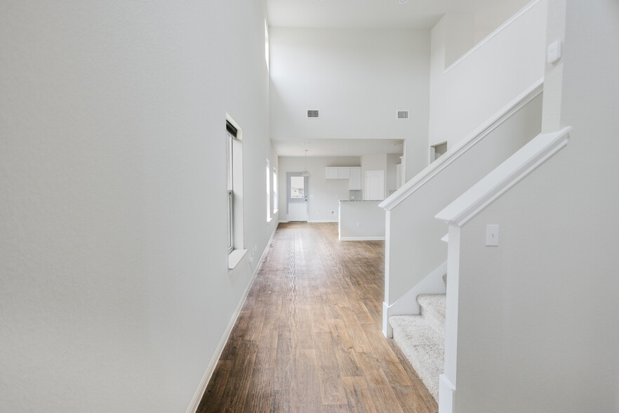 Building Photo - 209 Yoakum St