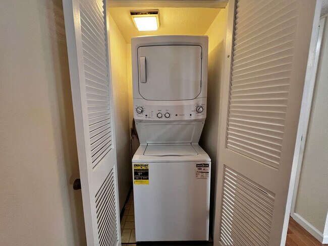 Building Photo - Spacious 3 bedroom 1.5 bath