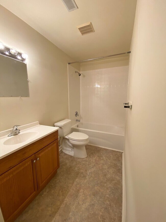 Building Photo - Two Bed Townhome in Fredericksburg