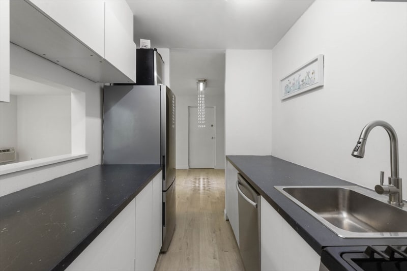 Building Photo - 11 Crescent Dr