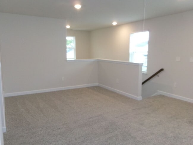 Building Photo - Spacious 4 bedroom home located in Clear Pond