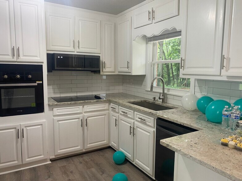 kitchen - 851 Rockbridge Rd SW