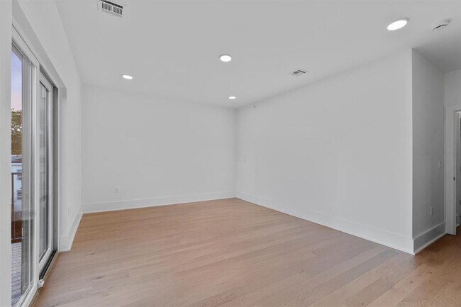 Building Photo - 525 Ave E