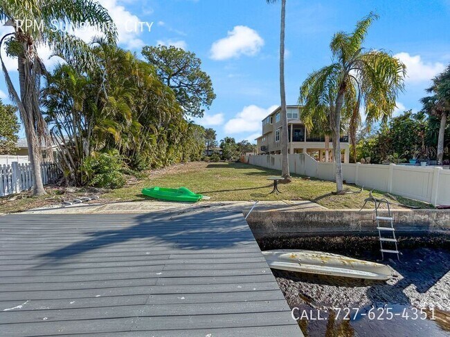 Building Photo - 3033 Pineview Dr