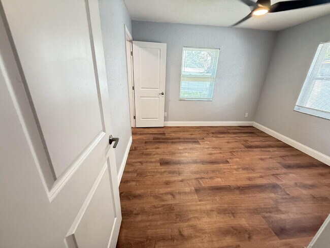 Building Photo - Charming 2-Bed Duplex in Tampa with Modern...