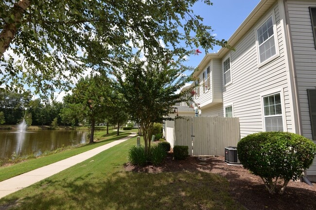 Building Photo - Lakefront Condo in Greenbrier