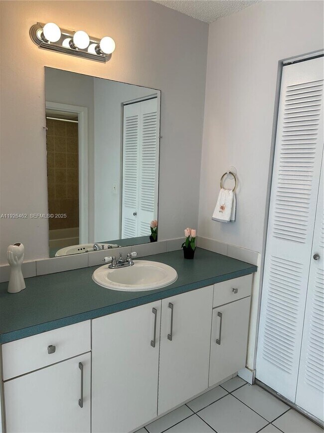 Building Photo - 1250 NE 125th St