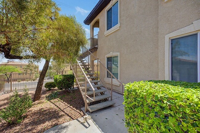 Building Photo - 2 BEDROOM CONDO WITH MOUNTAIN VIEWS!