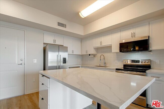 Building Photo - 12655 Bluff Creek Dr