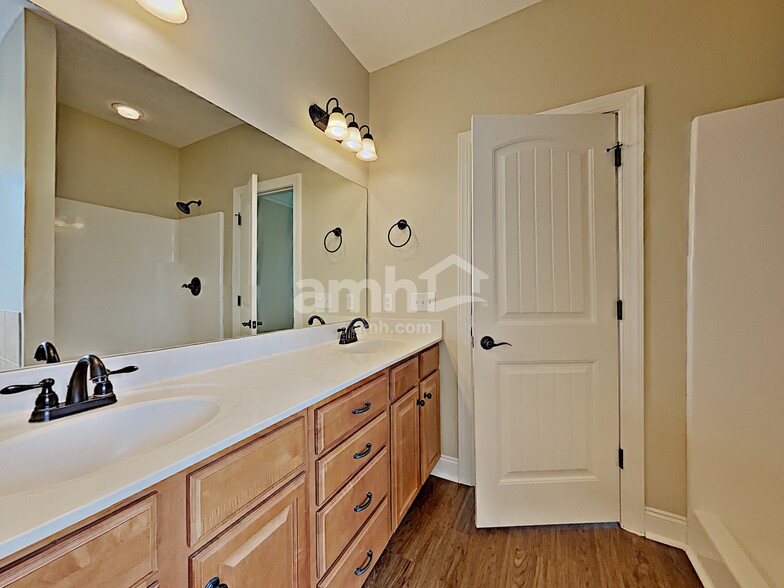 Building Photo - 1131 Longwood Dr