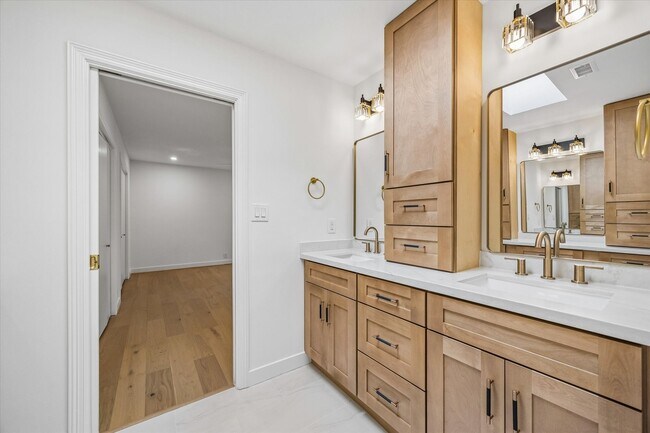 Building Photo - 201 Litchfield Ln