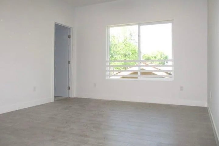 Building Photo - 6848 Encino Ave