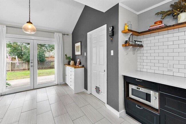 Building Photo - 11006 Yucca Dr