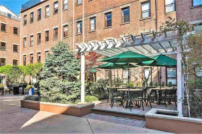 Building Photo - 357 Varick St