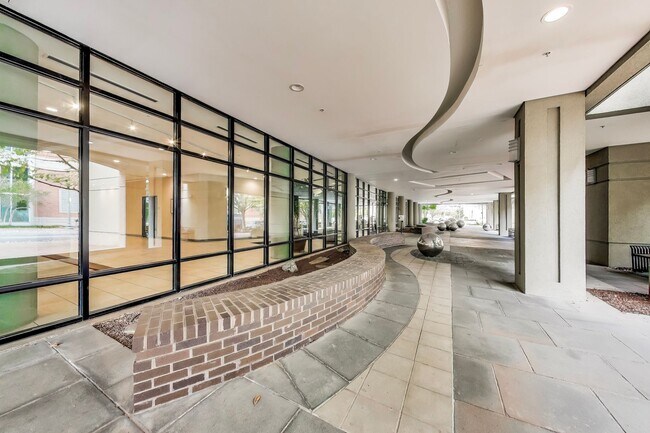 Building Photo - Luxury 1BD/1BA condo steps to SS METRO