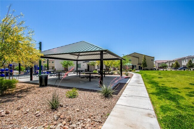 Building Photo - 825 Star Estates Ave