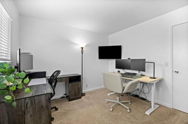 Building Photo - 930 Apple Ct