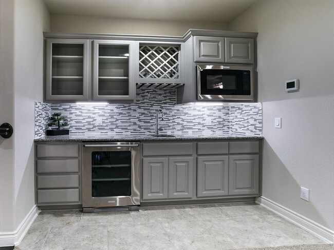 Building Photo - 9018 Meacom Dr