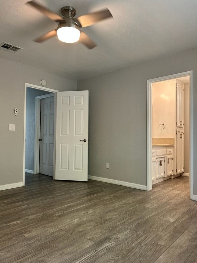 Building Photo - Please call Vaughn Realty, 760-446-6561 to...