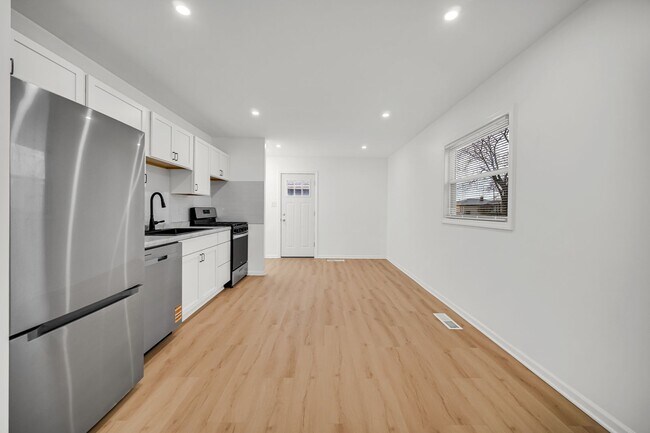 Building Photo - 3 Bedroom 1 Bathroom House for Rent!