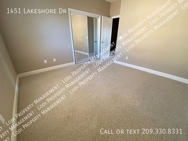 Building Photo - 1451 Lakeshore Dr