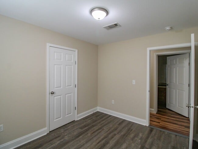 Building Photo - 123 Meadows Ln
