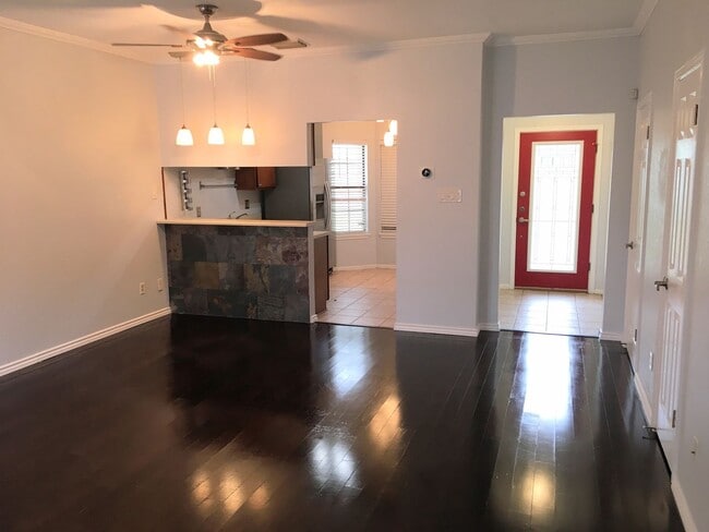 Building Photo - 2924 St Joseph St