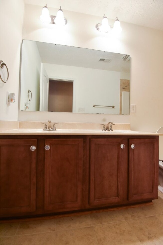 Building Photo - Coming Soon!! 4 Bedroom 2.5 Bath Nicely Renovated with Updated Fixtures! - No Pets