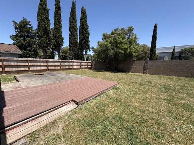Building Photo - Beautiful 4-bedroom home close to schools ...