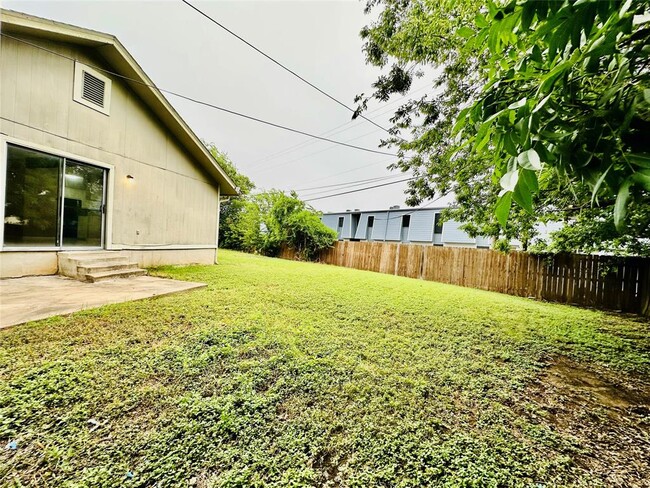 Building Photo - 1611 Onion Creek Village Dr