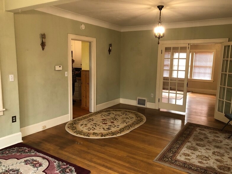 Building Photo - 207 S 16th Ave