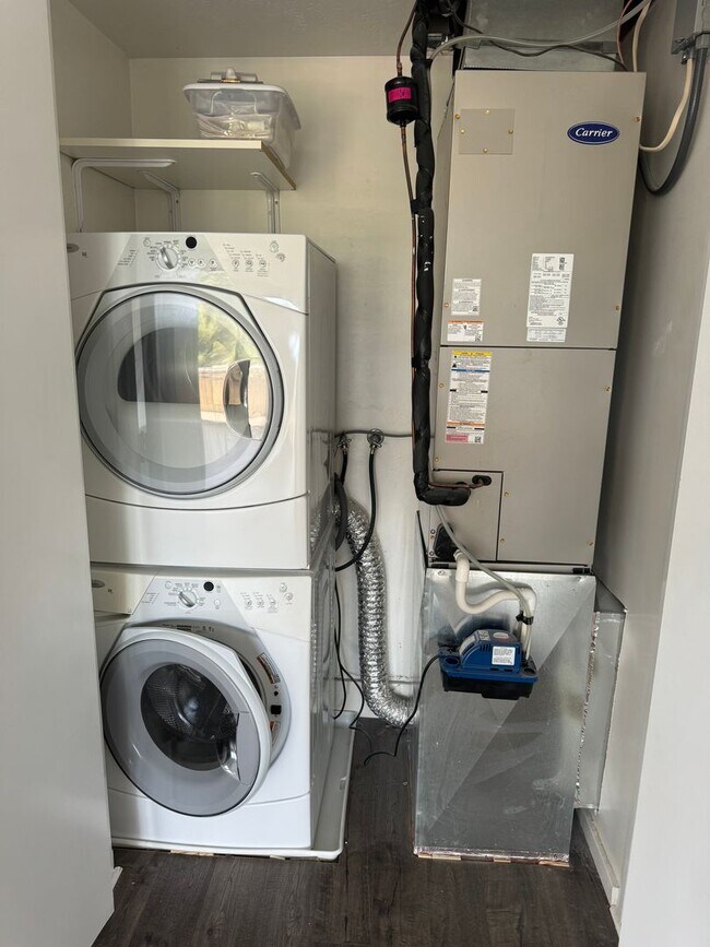 Building Photo - Recently updated condo with gym, pool, and...