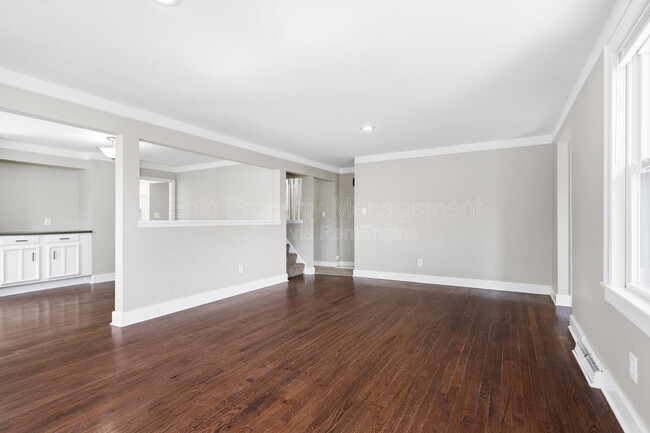 Building Photo - 3117 Coucy Ave