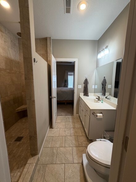 #2 Bath - 630 W Clark St