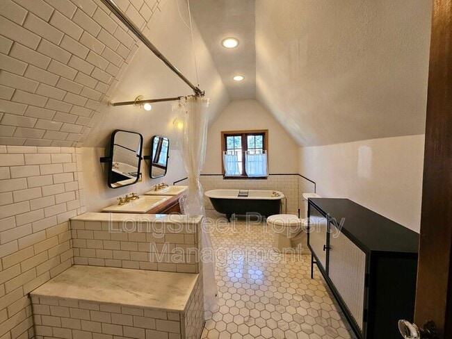 Building Photo - 224 N Russet St