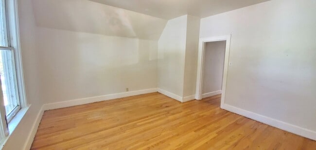 Building Photo - Lower 1 Bedroom Apartment