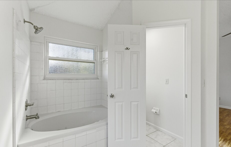 Building Photo - 8510 Majestic Oaks Dr S