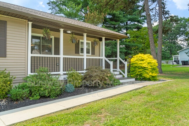 Building Photo - 425 Hay Rd