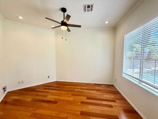 Building Photo - 885 W Aloe Pl