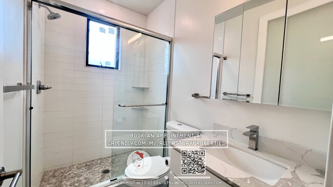 Building Photo - 2Bd/1.5 Bth. Close to Shopping, Bay Bridge...