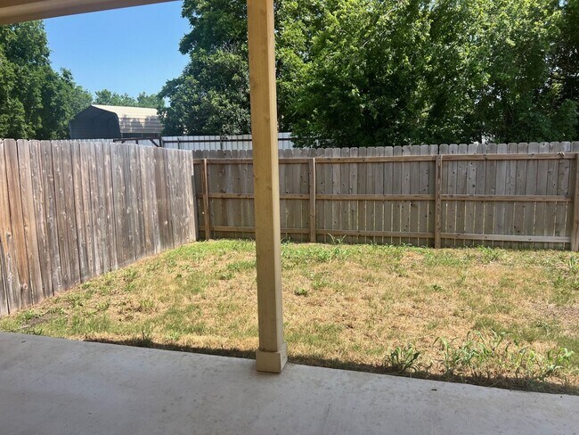 Building Photo - Luxury Duplex in Seguin