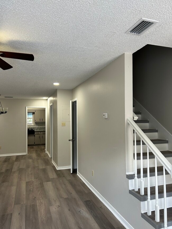 Building Photo - 912 McCay Ave