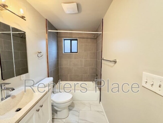 Building Photo - 208 E 45th Pl