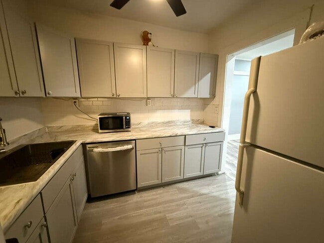 Building Photo - 1707 W Wallen Ave