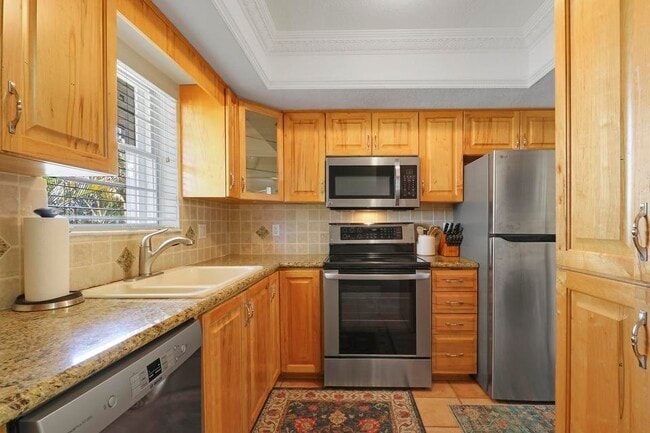 Building Photo - 402 Fern St