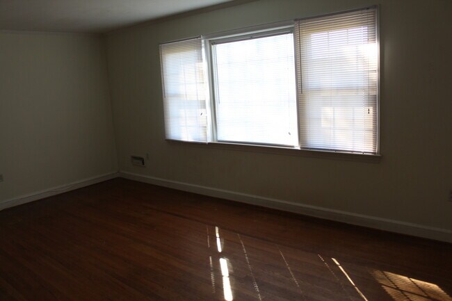 Building Photo - 3 Bed/2 Bath Home Right Next to Walker Golf Course!