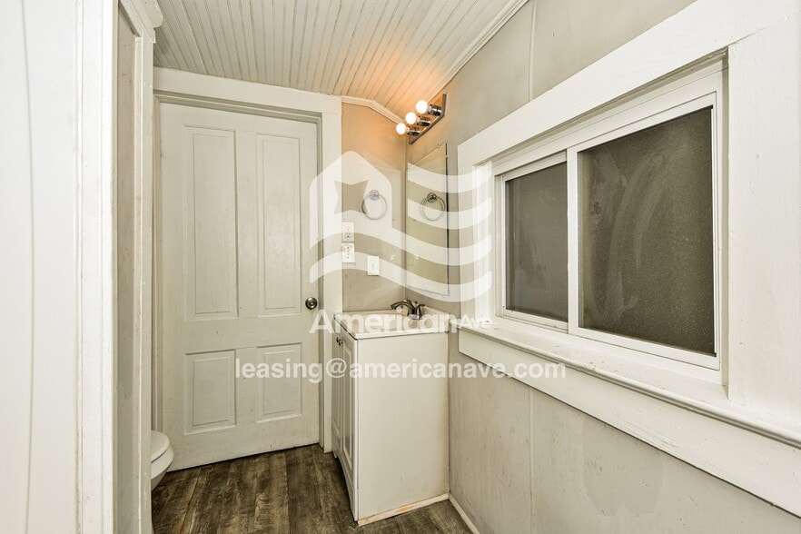 Building Photo - 400 N Sloan St