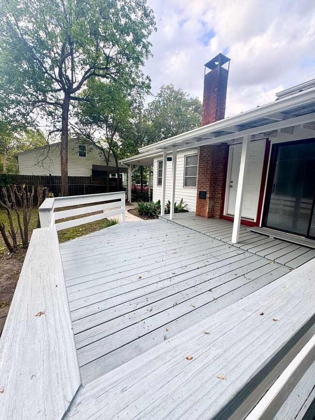 Building Photo - ADORABLE Downtown Cottage in Conway. Fantastic location and TONS of charm. Fenced in back yard!