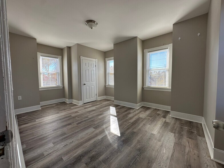 Building Photo - 252 Parkway Ave