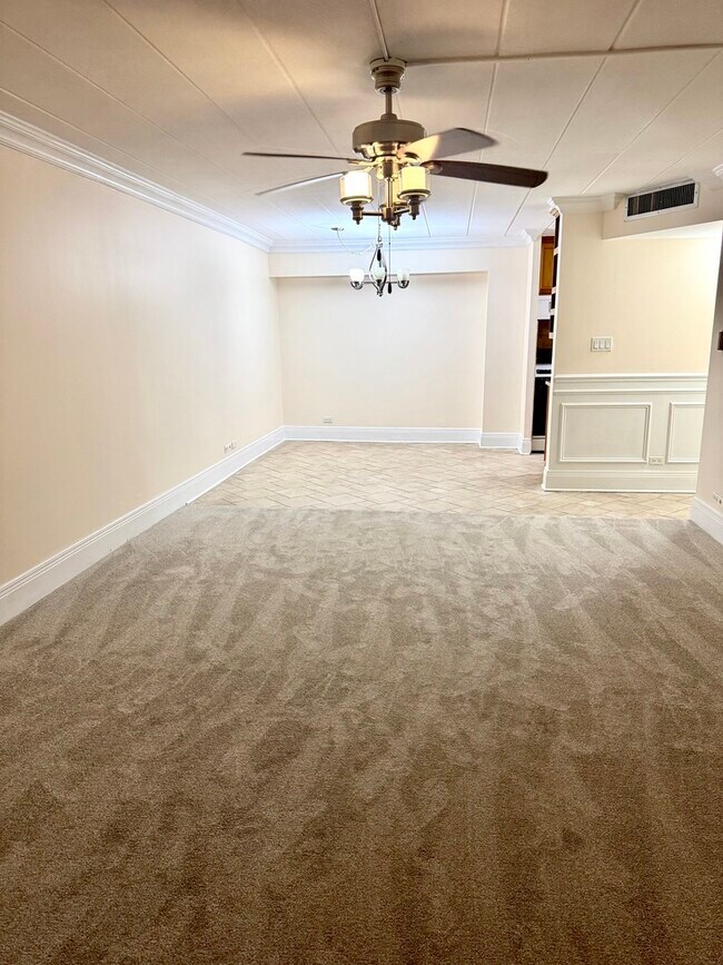 Building Photo - 300 S Roselle Rd